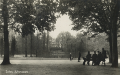 16666 Gezicht op de vijver in het Julianapark te Zuilen.N.B. Het Julianapark is per 1 jan. 1954 bij de gemeente Utrecht ...